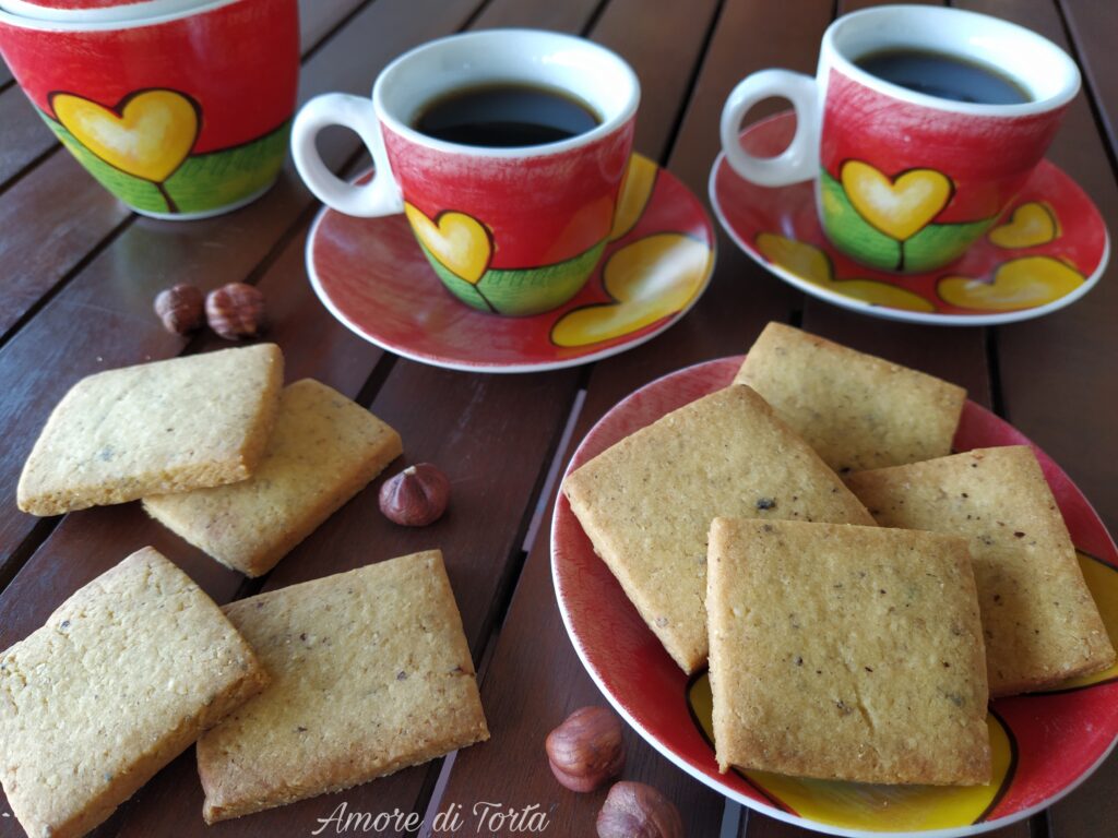 quadrotti alle nocciole