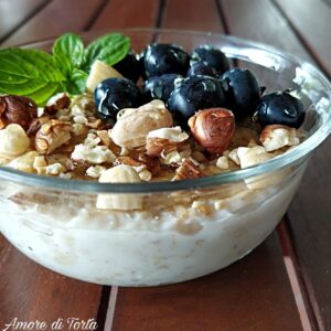 Porridge con frutta secca e mirtilli