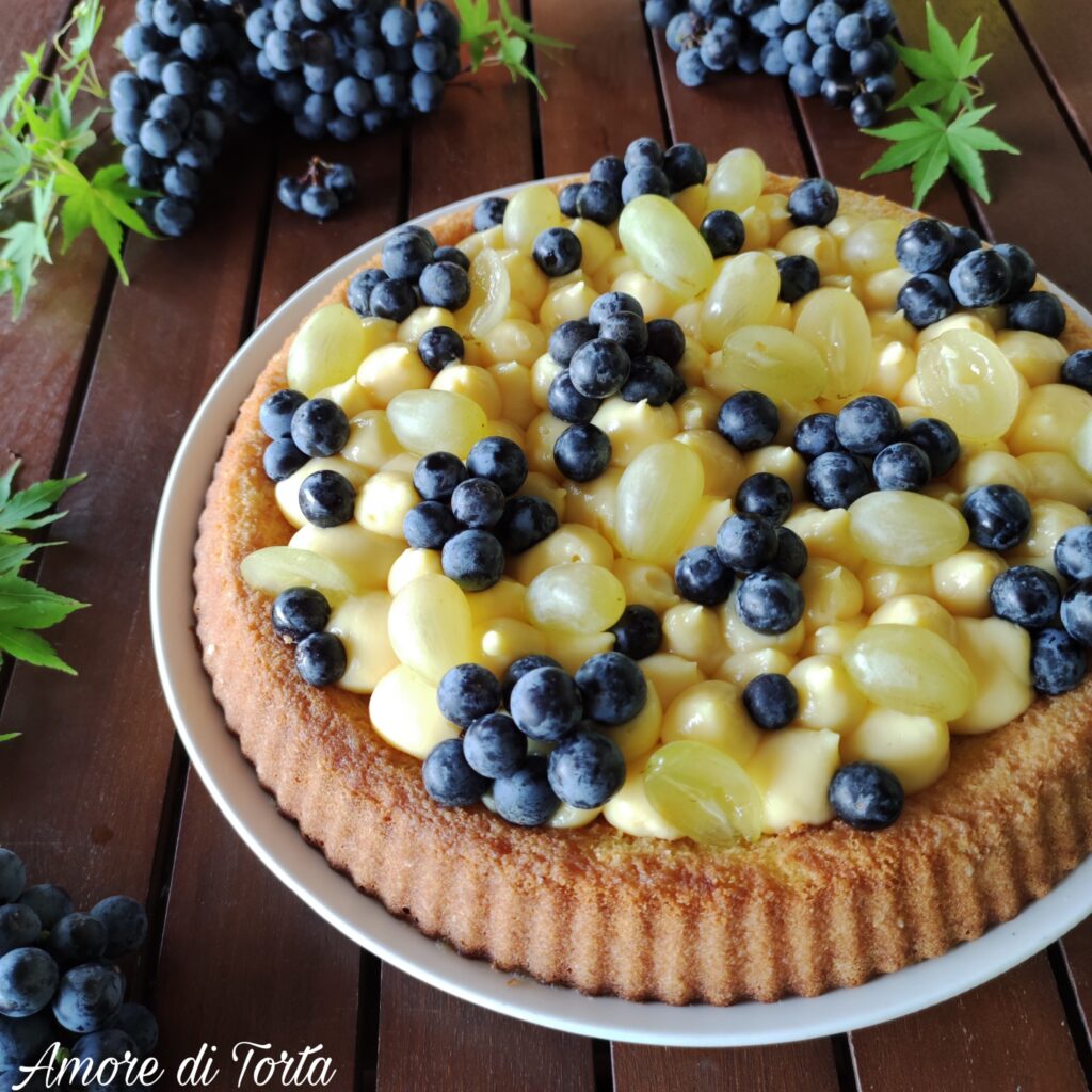 crostata morbida con crema e pesche sciroppate