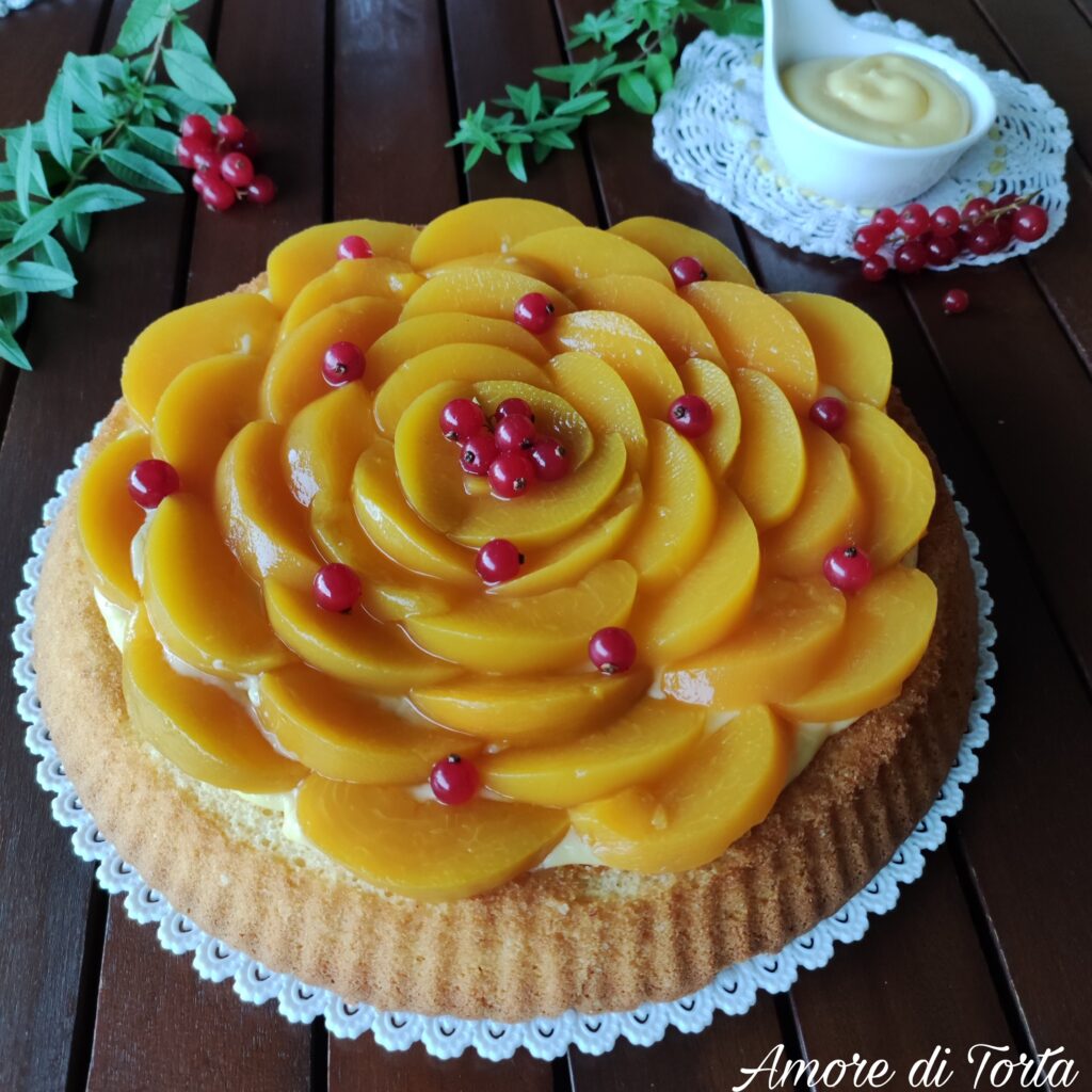 crostata morbida con crema e pesche sciroppate